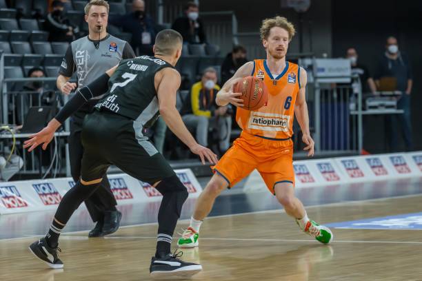 现出主场作 现出主场作